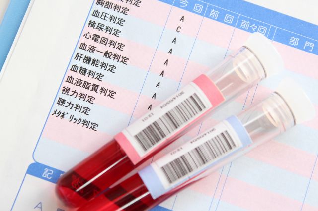 健康診断の結果用紙と血液検査の容器