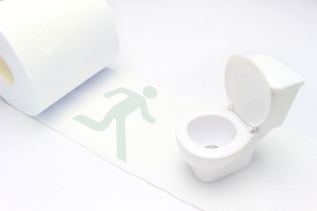 トイレに駆け込む人、トイレットペーパー、便器のイラスト