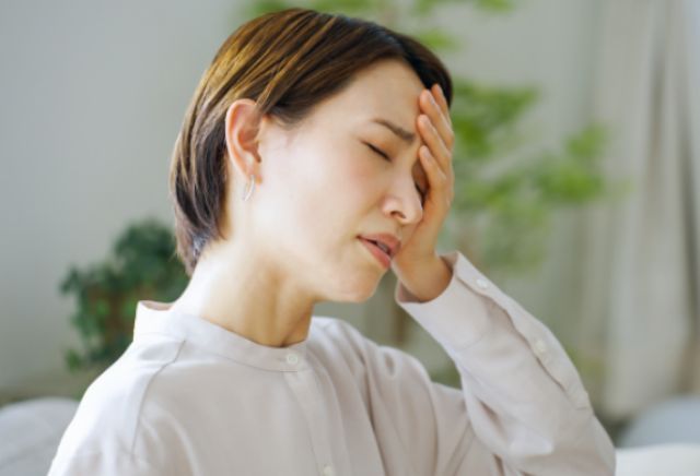 頭痛に悩む女性