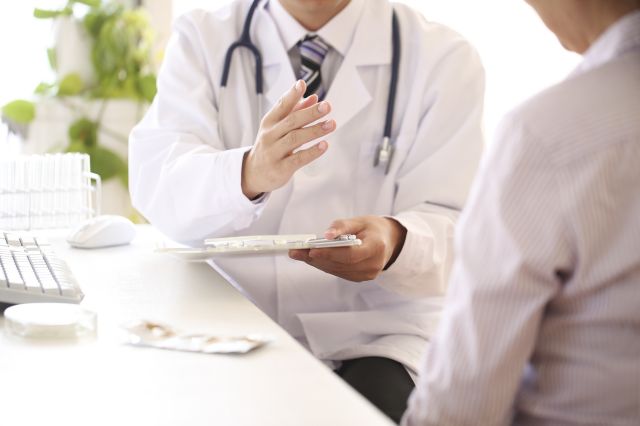 治療内容を説明する医師と患者